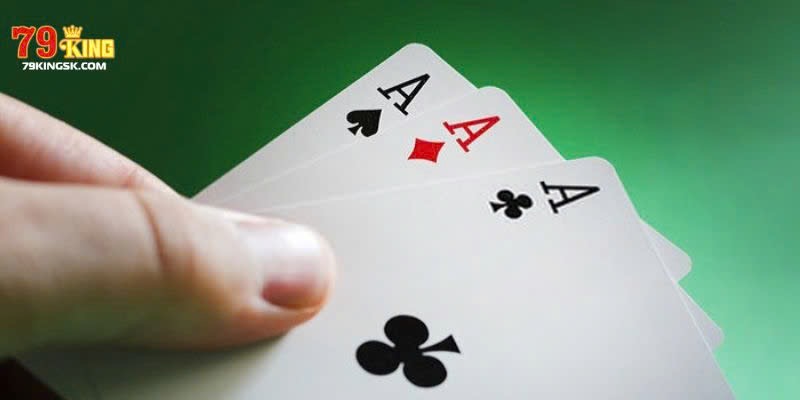 Ván đầu tiên sẽ được bắt đầu bằng con 3♠